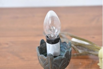 ヨーロッパヴィンテージ　花弁のようなフォルムが可憐なテーブルランプ　(R-086969)