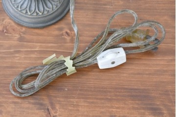 ヨーロッパヴィンテージ　花弁のようなフォルムが可憐なテーブルランプ　(R-086969)