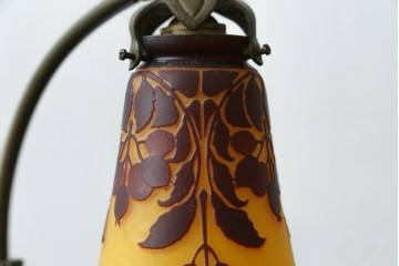 フランスアンティーク　Muller Freres Luneville(ミューラー兄弟)　草花文様が美しいガラスシェードのテーブルランプ　(R-086970)
