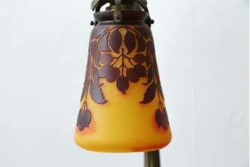 フランスアンティーク　Muller Freres Luneville(ミューラー兄弟)　草花文様が美しいガラスシェードのテーブルランプ　(R-086970)