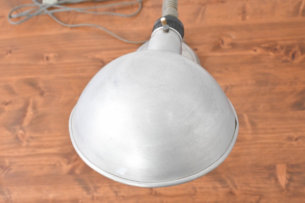 和製ヴィンテージ　希少な大型サイズ　インダストリアルなメタルシェードのデスクスタンド　(R-086973)