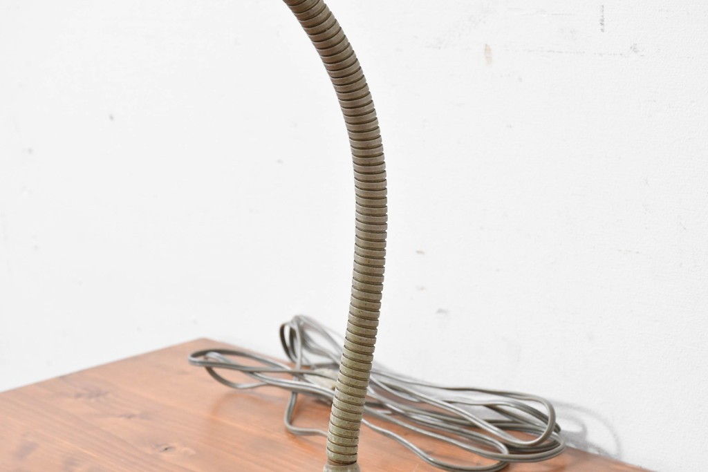 和製ヴィンテージ　希少な大型サイズ　インダストリアルなメタルシェードのデスクスタンド　(R-086973)