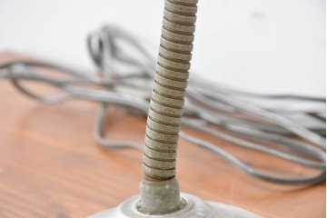 和製ヴィンテージ　希少な大型サイズ　インダストリアルなメタルシェードのデスクスタンド　(R-086973)