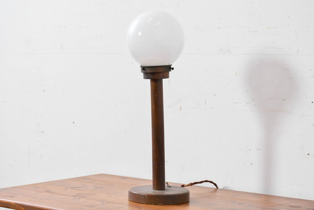 和製アンティーク　木製支柱×丸型シェードのレトロなテーブルスタンド　(R-086974)