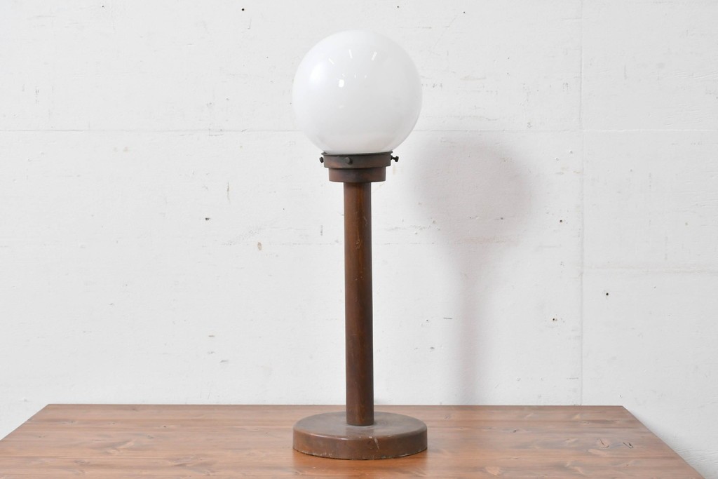 和製アンティーク　木製支柱×丸型シェードのレトロなテーブルスタンド　(R-086974)