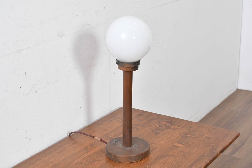 和製アンティーク　木製支柱×丸型シェードのレトロなテーブルスタンド　(R-086974)