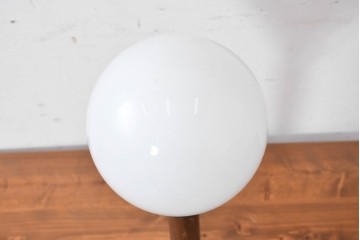 和製アンティーク　木製支柱×丸型シェードのレトロなテーブルスタンド　(R-086974)