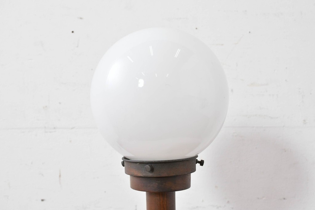 和製アンティーク　木製支柱×丸型シェードのレトロなテーブルスタンド　(R-086974)