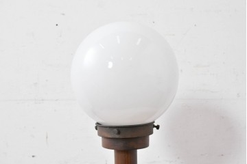 和製アンティーク　木製支柱×丸型シェードのレトロなテーブルスタンド　(R-086974)