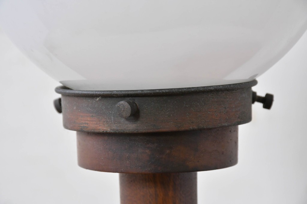 和製アンティーク　木製支柱×丸型シェードのレトロなテーブルスタンド　(R-086974)