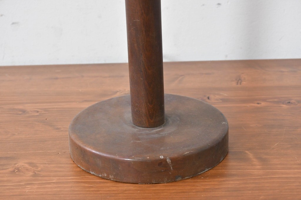 和製アンティーク　木製支柱×丸型シェードのレトロなテーブルスタンド　(R-086974)