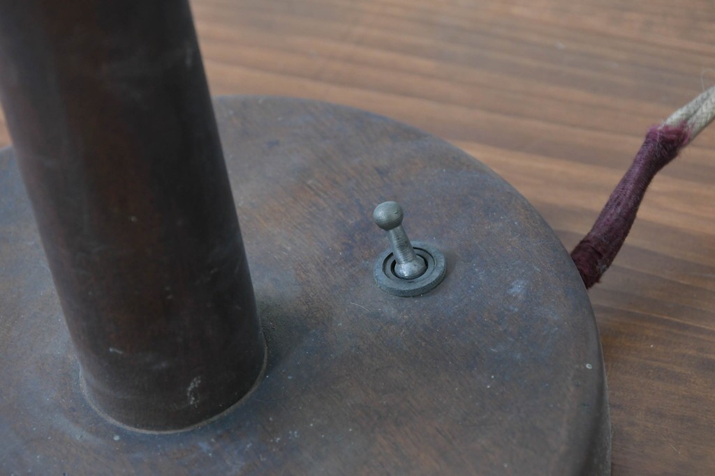 和製アンティーク　木製支柱×丸型シェードのレトロなテーブルスタンド　(R-086974)