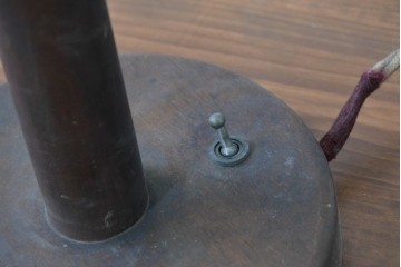 和製アンティーク　木製支柱×丸型シェードのレトロなテーブルスタンド　(R-086974)