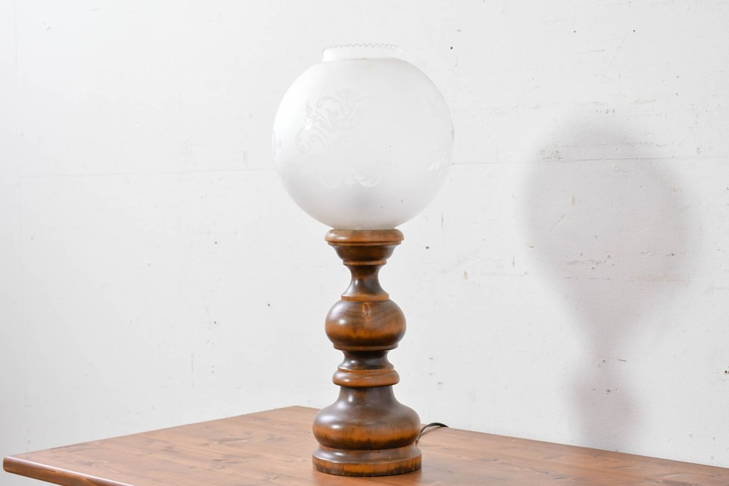 スペインヴィンテージ　優雅な挽き物脚のダマスク模様入りテーブルスタンド　(R-086975)