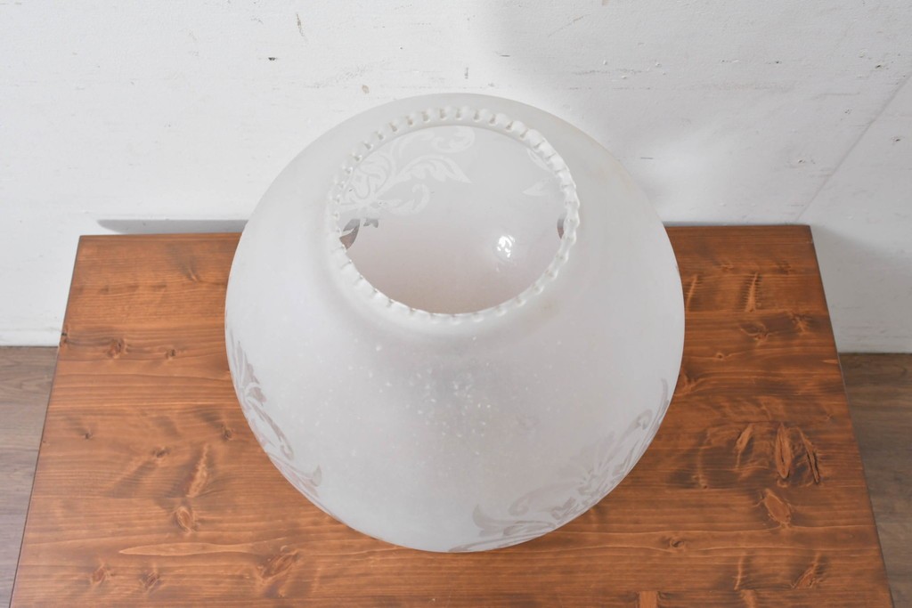 スペインヴィンテージ　優雅な挽き物脚のダマスク模様入りテーブルスタンド　(R-086975)