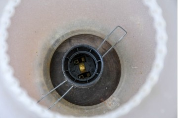 スペインヴィンテージ　優雅な挽き物脚のダマスク模様入りテーブルスタンド　(R-086975)