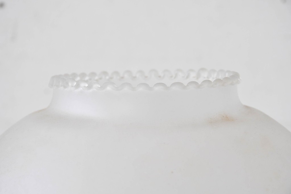 スペインヴィンテージ　優雅な挽き物脚のダマスク模様入りテーブルスタンド　(R-086975)