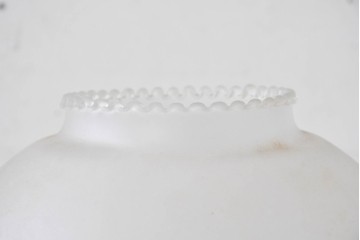 スペインヴィンテージ　優雅な挽き物脚のダマスク模様入りテーブルスタンド　(R-086975)