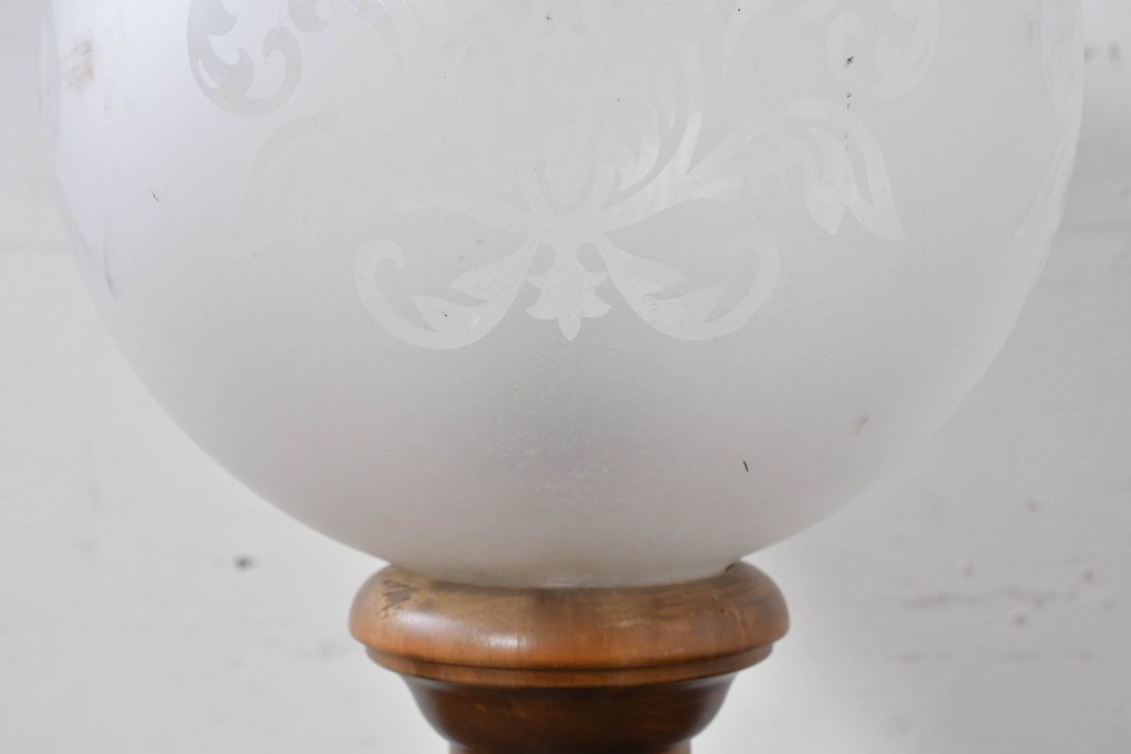 スペインヴィンテージ　優雅な挽き物脚のダマスク模様入りテーブルスタンド　(R-086975)