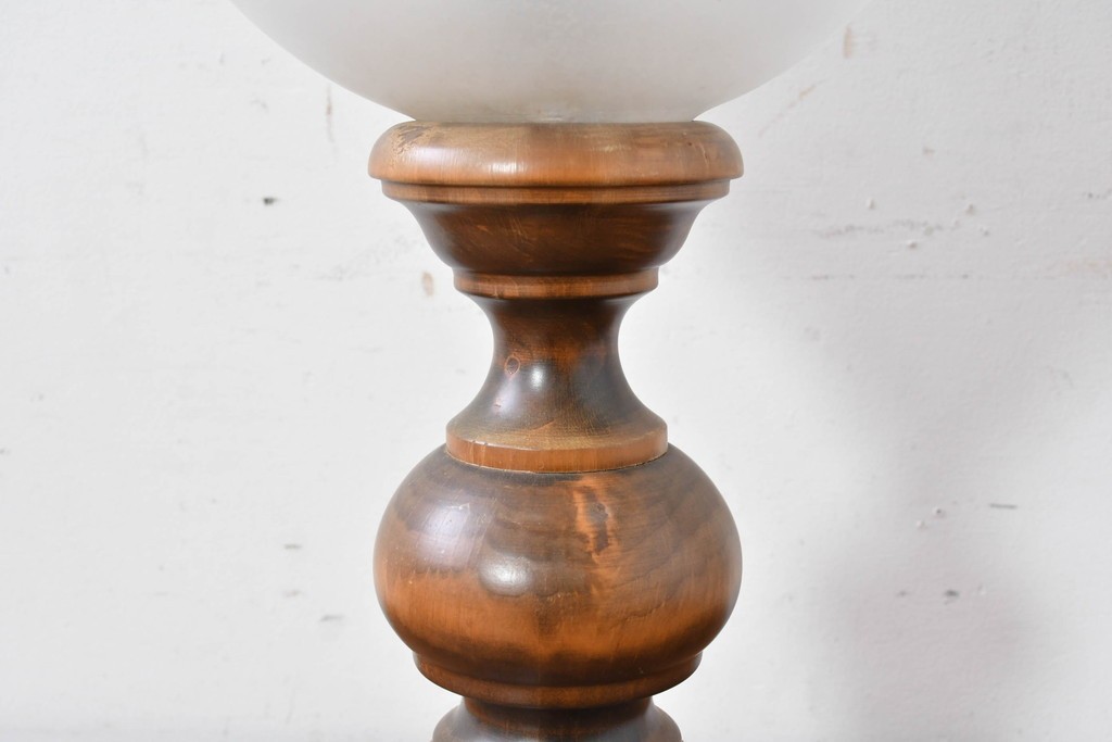 スペインヴィンテージ　優雅な挽き物脚のダマスク模様入りテーブルスタンド　(R-086975)