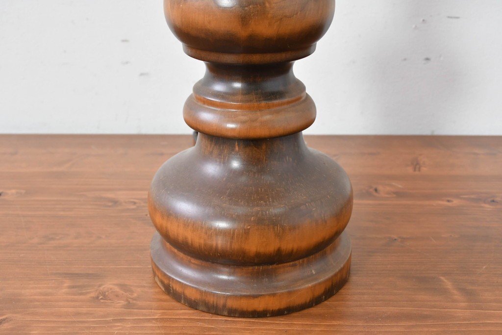 スペインヴィンテージ　優雅な挽き物脚のダマスク模様入りテーブルスタンド　(R-086975)