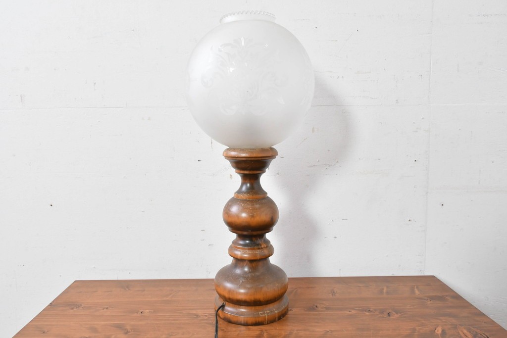 スペインヴィンテージ　優雅な挽き物脚のダマスク模様入りテーブルスタンド　(R-086975)