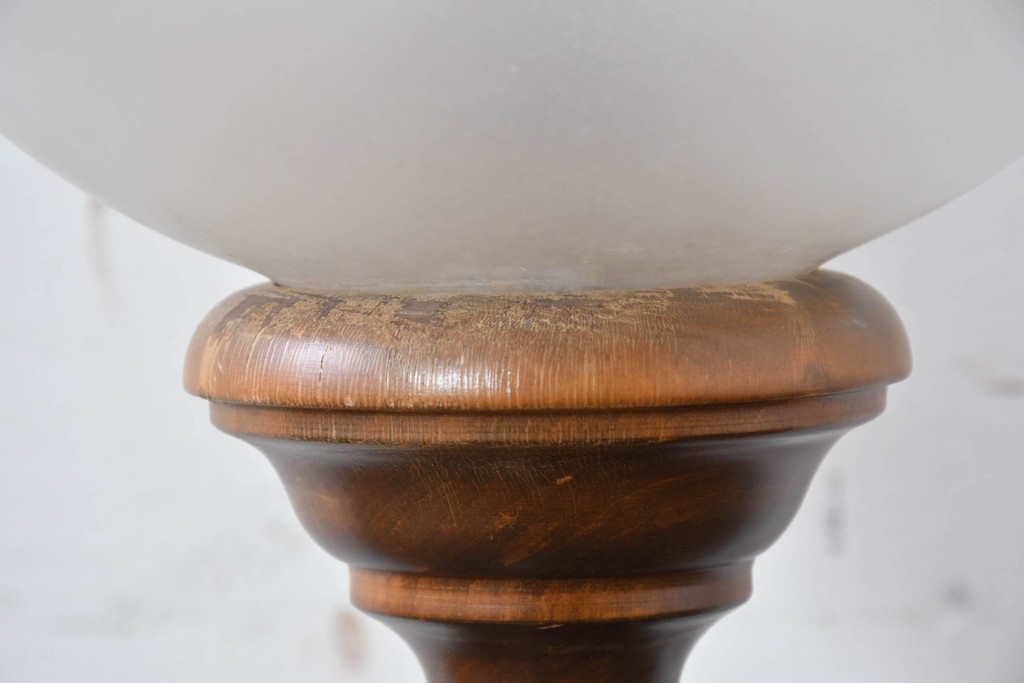 スペインヴィンテージ　優雅な挽き物脚のダマスク模様入りテーブルスタンド　(R-086975)