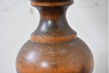 スペインヴィンテージ　優雅な挽き物脚のダマスク模様入りテーブルスタンド　(R-086975)