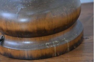 スペインヴィンテージ　優雅な挽き物脚のダマスク模様入りテーブルスタンド　(R-086975)