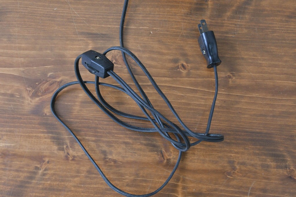 スペインヴィンテージ　優雅な挽き物脚のダマスク模様入りテーブルスタンド　(R-086975)