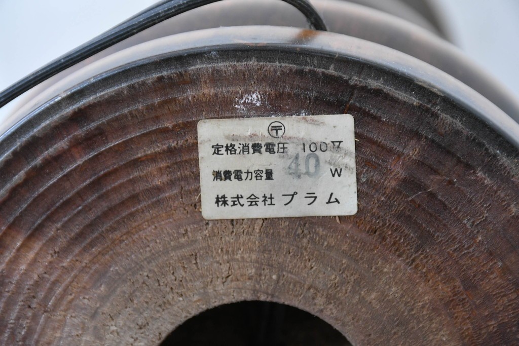 スペインヴィンテージ　優雅な挽き物脚のダマスク模様入りテーブルスタンド　(R-086975)