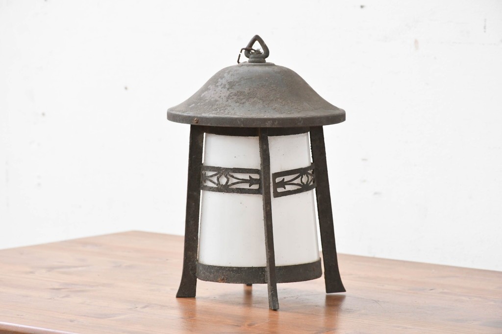 《引っ掛けシーリング式ペンダントライト加工費込み》　和製アンティーク　乳白ガラスに和の透かし細工があしらわれた吊り灯篭型ペンダントライト　(R-086977)