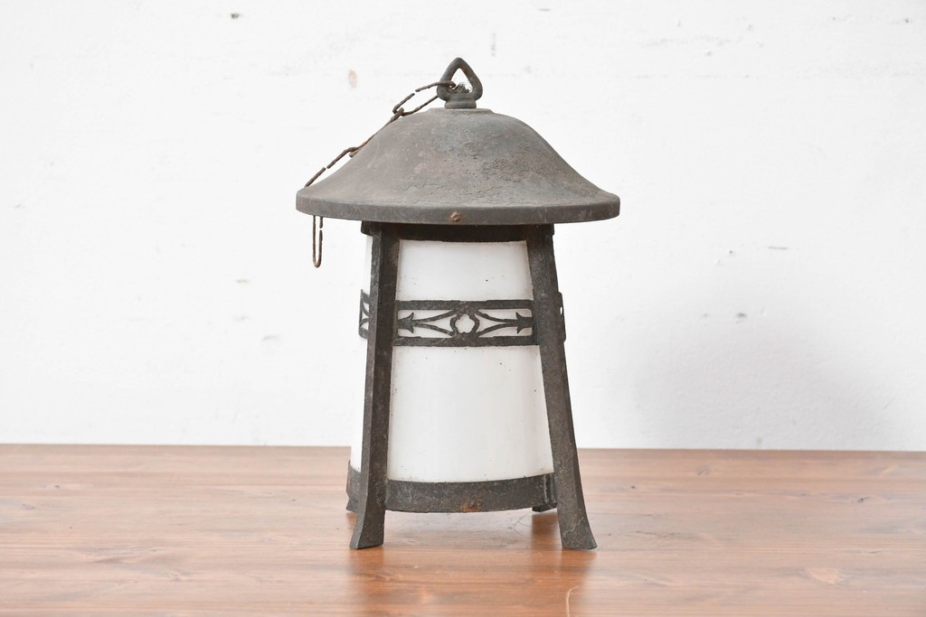 《引っ掛けシーリング式ペンダントライト加工費込み》　和製アンティーク　乳白ガラスに和の透かし細工があしらわれた吊り灯篭型ペンダントライト　(R-086977)