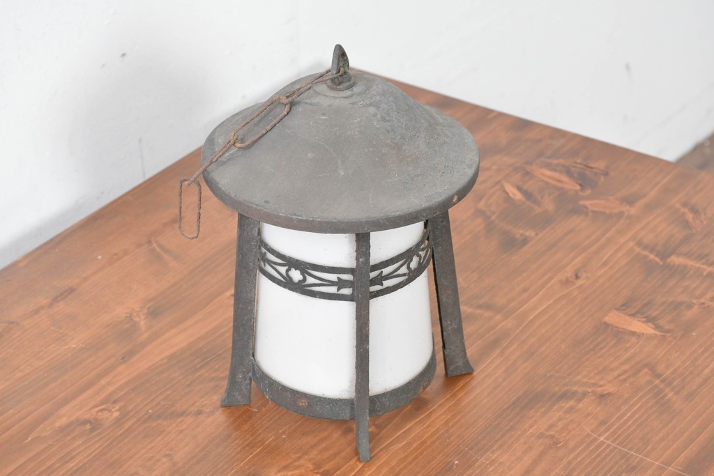 《引っ掛けシーリング式ペンダントライト加工費込み》　和製アンティーク　乳白ガラスに和の透かし細工があしらわれた吊り灯篭型ペンダントライト　(R-086977)