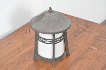 《引っ掛けシーリング式ペンダントライト加工費込み》　和製アンティーク　乳白ガラスに和の透かし細工があしらわれた吊り灯篭型ペンダントライト　(R-086977)