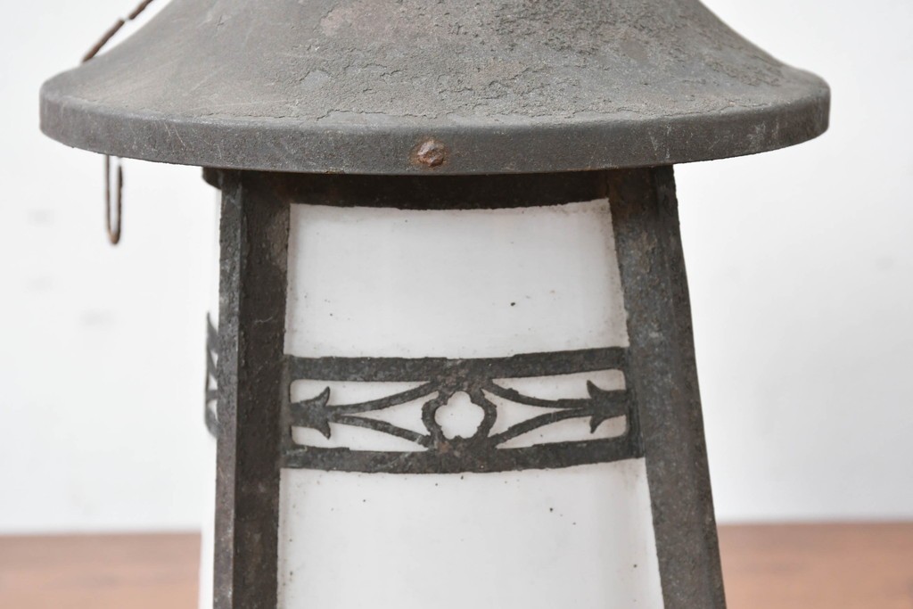 《引っ掛けシーリング式ペンダントライト加工費込み》　和製アンティーク　乳白ガラスに和の透かし細工があしらわれた吊り灯篭型ペンダントライト　(R-086977)