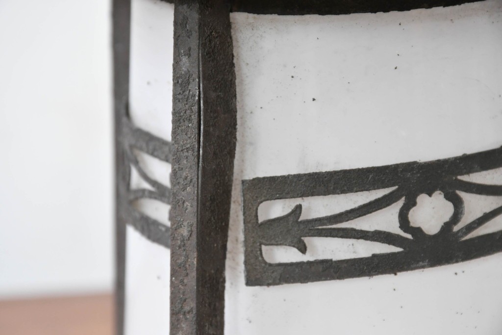 《引っ掛けシーリング式ペンダントライト加工費込み》　和製アンティーク　乳白ガラスに和の透かし細工があしらわれた吊り灯篭型ペンダントライト　(R-086977)