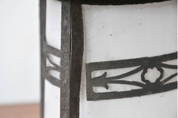 《引っ掛けシーリング式ペンダントライト加工費込み》　和製アンティーク　乳白ガラスに和の透かし細工があしらわれた吊り灯篭型ペンダントライト　(R-086977)