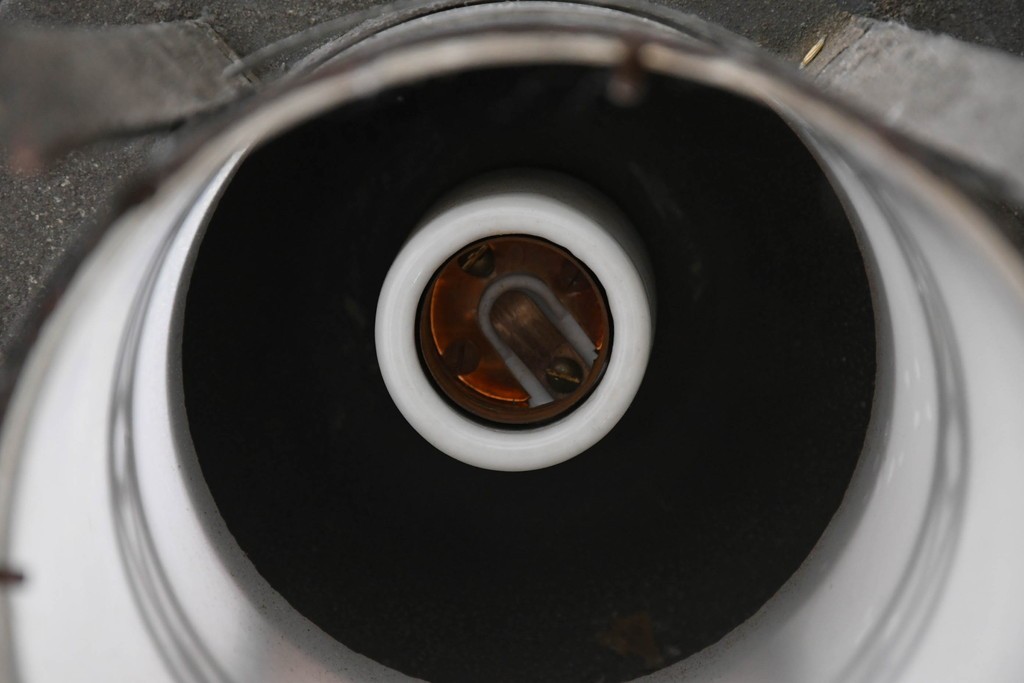 《引っ掛けシーリング式ペンダントライト加工費込み》　和製アンティーク　乳白ガラスに和の透かし細工があしらわれた吊り灯篭型ペンダントライト　(R-086977)