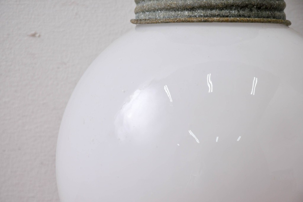 和製アンティーク　乳白色の球体シェードが印象的なシーリングライト　(R-086979)