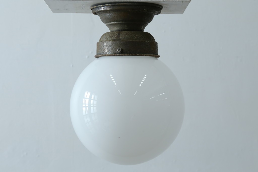 和製アンティーク　素朴な金具と球体シェードのシーリングライト　(R-086981)