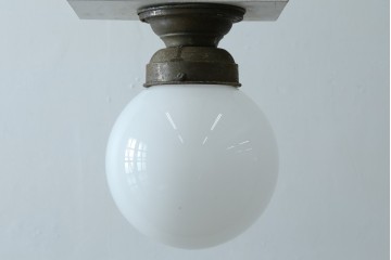 和製アンティーク　素朴な金具と球体シェードのシーリングライト　(R-086981)