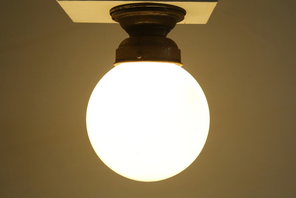 和製アンティーク　素朴な金具と球体シェードのシーリングライト　(R-086981)