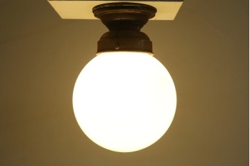 和製アンティーク　素朴な金具と球体シェードのシーリングライト　(R-086981)