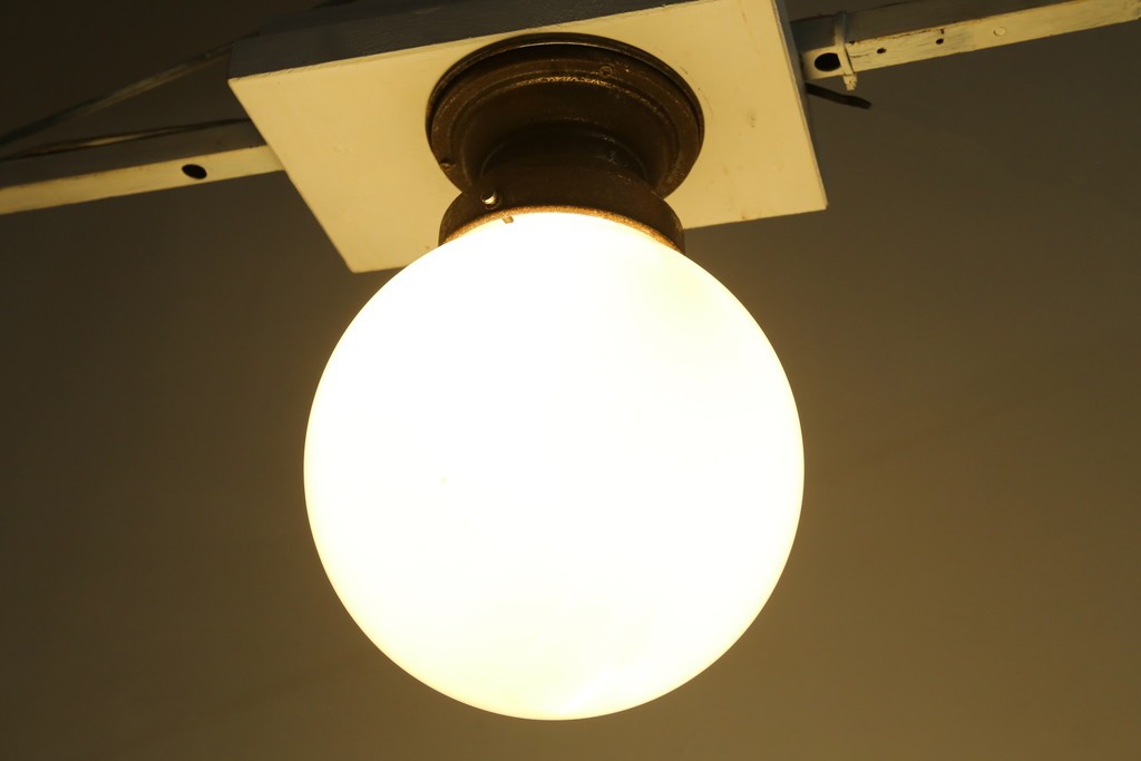 和製アンティーク　素朴な金具と球体シェードのシーリングライト　(R-086981)