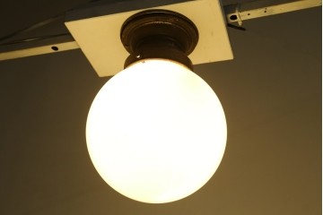 和製アンティーク　素朴な金具と球体シェードのシーリングライト　(R-086981)