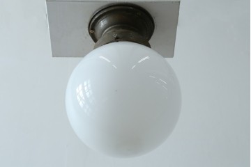 和製アンティーク　素朴な金具と球体シェードのシーリングライト　(R-086981)