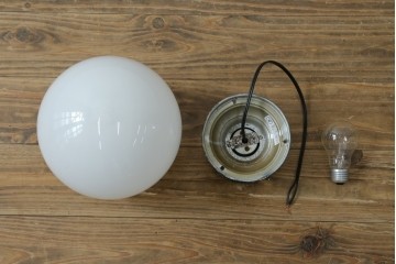 和製アンティーク　素朴な金具と球体シェードのシーリングライト　(R-086981)