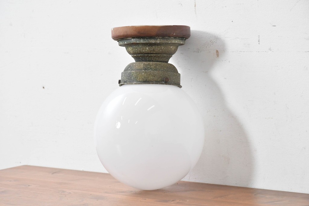 和製アンティーク　乳白色の球体シェードが可愛らしいシーリングライト　(R-086985)