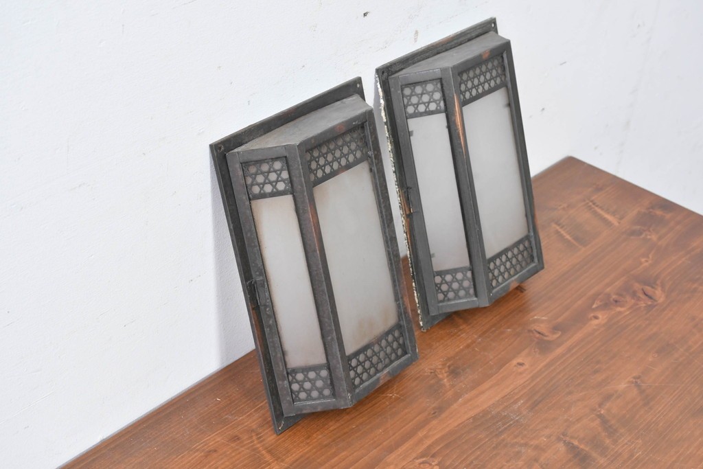 和製アンティーク　幾何学模様が印象的なウォールライトカバー2個セット　(R-086990)